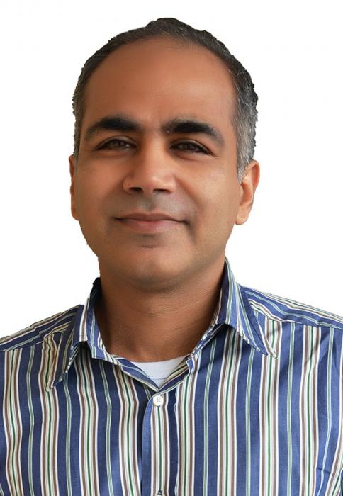 headshot_farrukh_pic Portrait photo of Farrukh Chishtie.